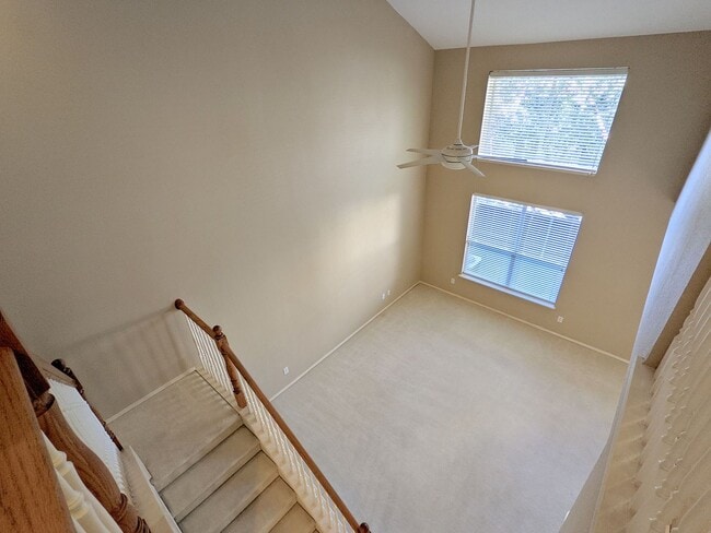 Building Photo - Lovely townhome