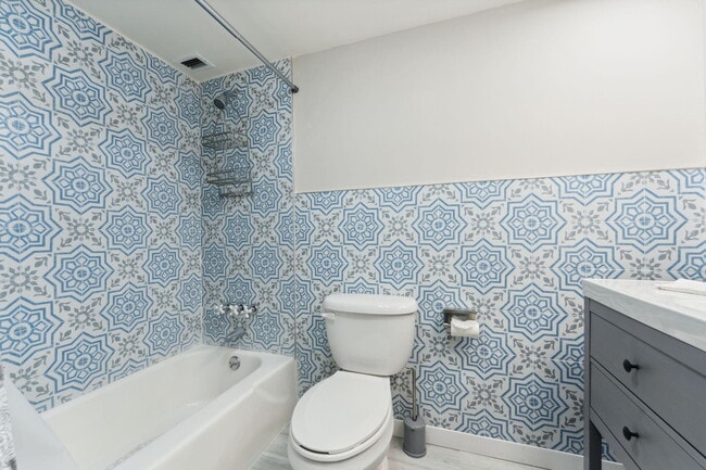 Building Photo - 3150 N Palm Aire Dr