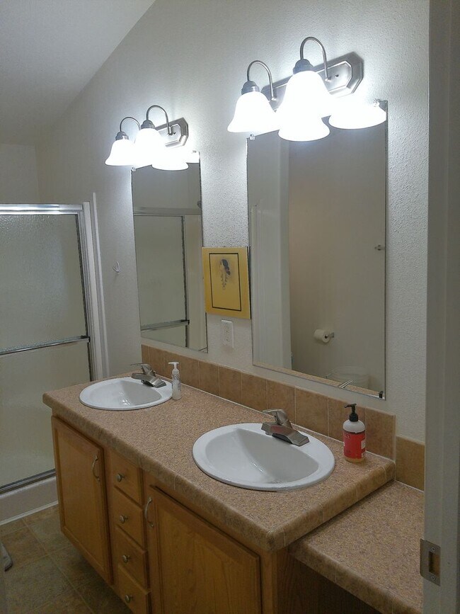 Building Photo - WInter Rental Oct to April 2026