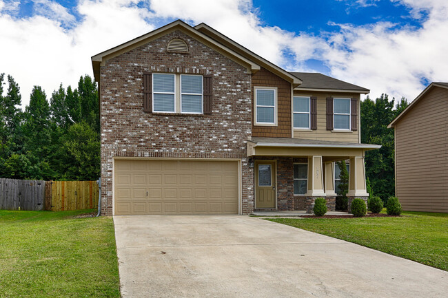 Building Photo - Large Updated 3 Bed / 2.5 Bath Home
