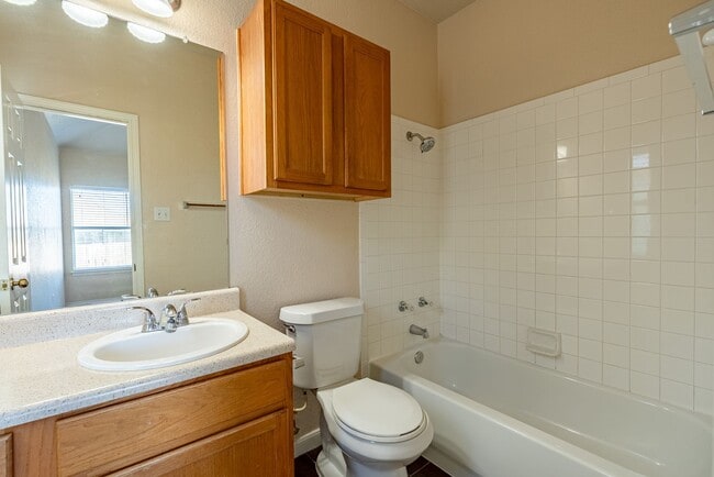 Building Photo - Beautiful 3 bedroom, 2 bathroom home in We...