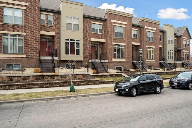 Building Photo - 741 Victoria Street S