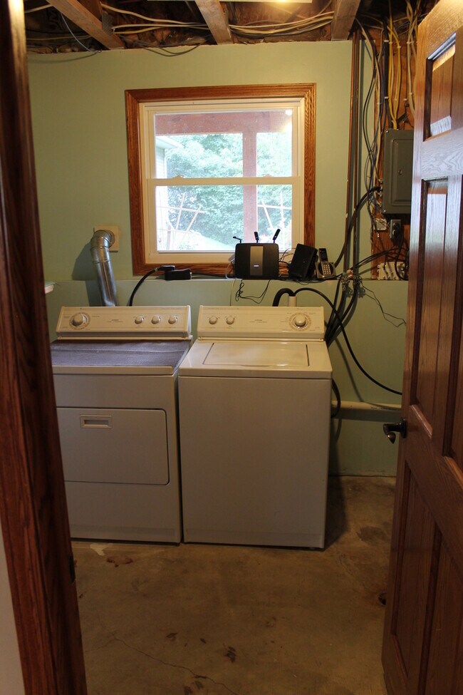 Building Photo - Avail May 1st. SW Rochester 3 bedroom 2 bath home, giant 2 car garage