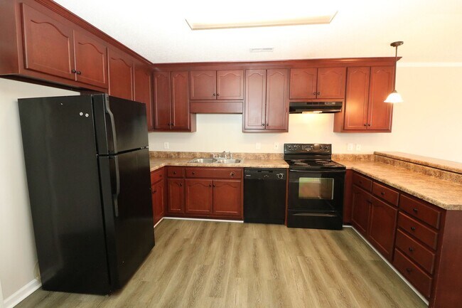 Building Photo - Lincoln Tri-Plex Upstairs Unit