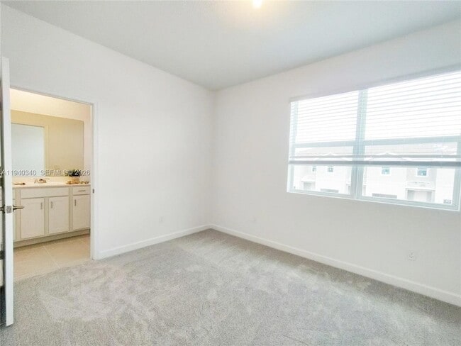 Building Photo - 400 SE Crossoak Ln