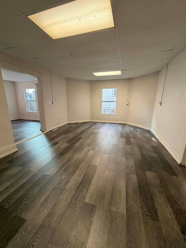 Building Photo - 210&amp;210 1/2 S Pearl