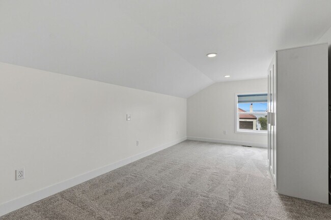 Building Photo - 5306 Beach Dr SW