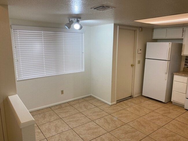 Building Photo - Henderson!!! 4 Bedrooms!! Single Story!! 2 car garage!! Big Back Yard!!! No HOA!! All Appliances!!