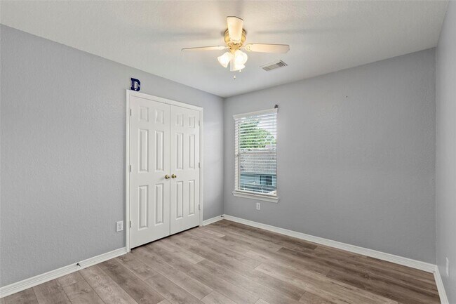 Building Photo - 4427 Village View Dr