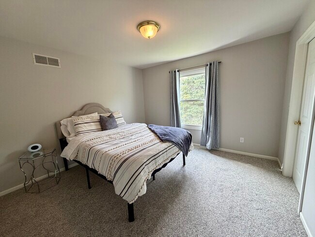 Building Photo - 6961 Suncrest Dr