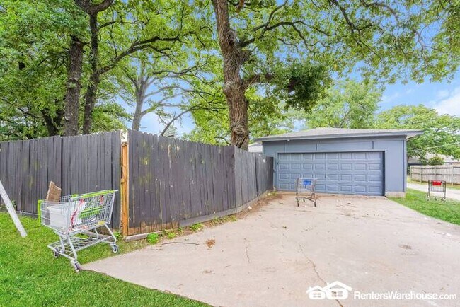Building Photo - Newly renovated spacious 4 bed/2 bath, wit...