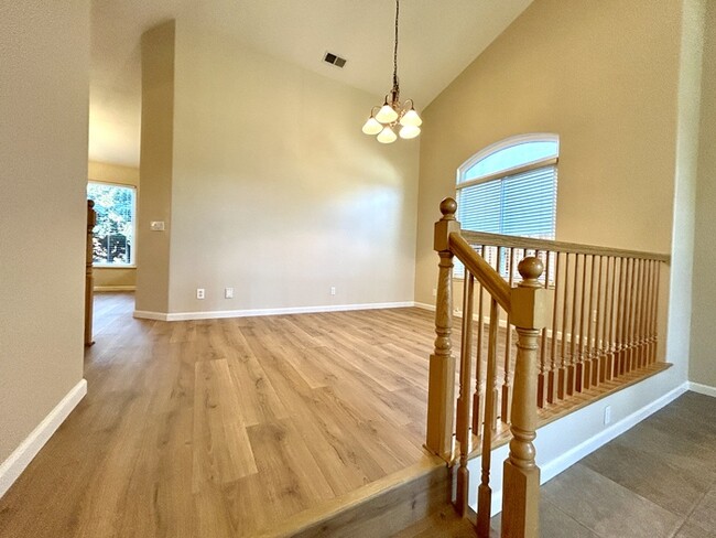 Building Photo - Beautiful 4 Bedroom PLUS Bonus Room 3 Car ...