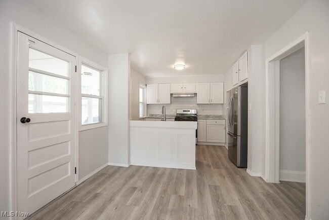 Building Photo - 15409 Grovewood Ave