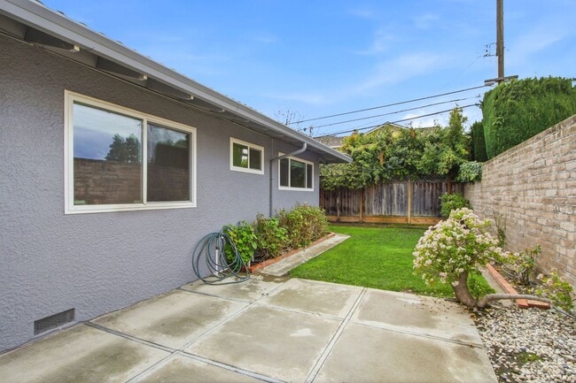 Building Photo - Duplex with 1.5 Bath and One Car Garage