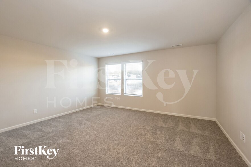 Building Photo - 877 Moray Ln