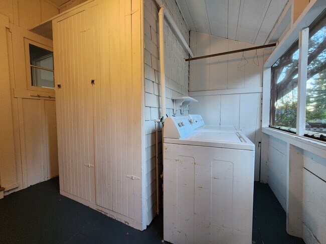 Building Photo - 7251 Maple Ave