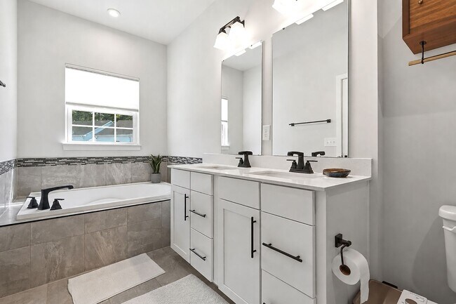 Building Photo - BEAUTIFUL TOWNHOME IN A GREAT AMENTIES!