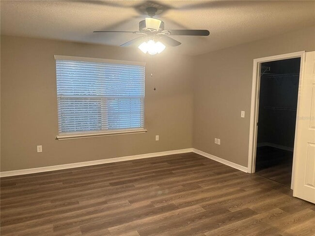 Building Photo - 12030 Silverlake Park Dr