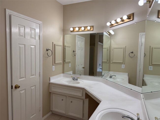 Building Photo - 7218 Broadelm Dr