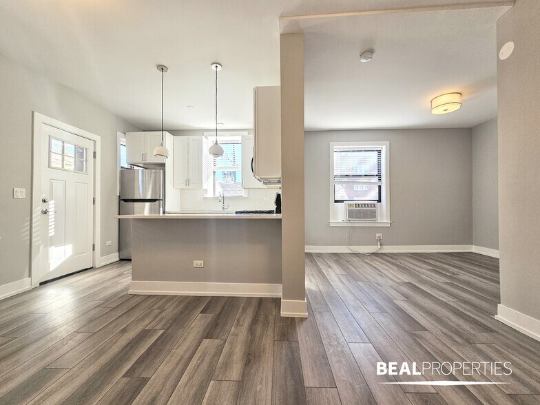 Building Photo - 3935 N Janssen Ave