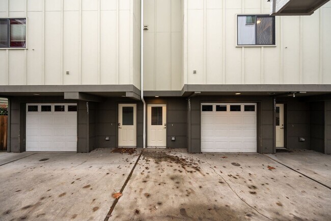 Building Photo - Modern & Spacious 2+ Bedroom/3.25 Bath Vie...