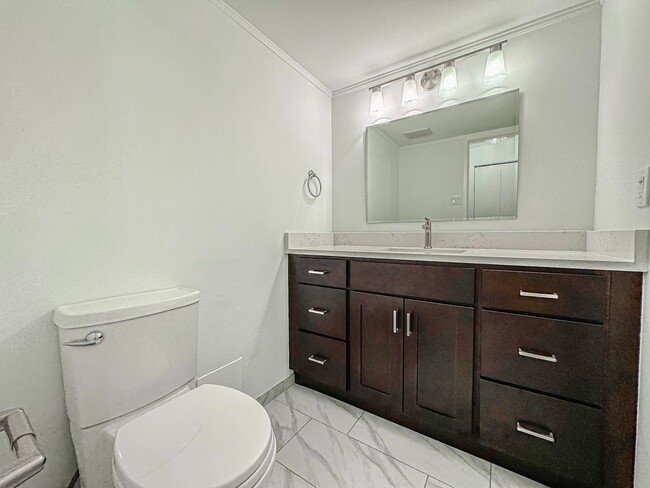 Building Photo - Newly Renovated 3 Bed 2.5 Bath Condo With ...