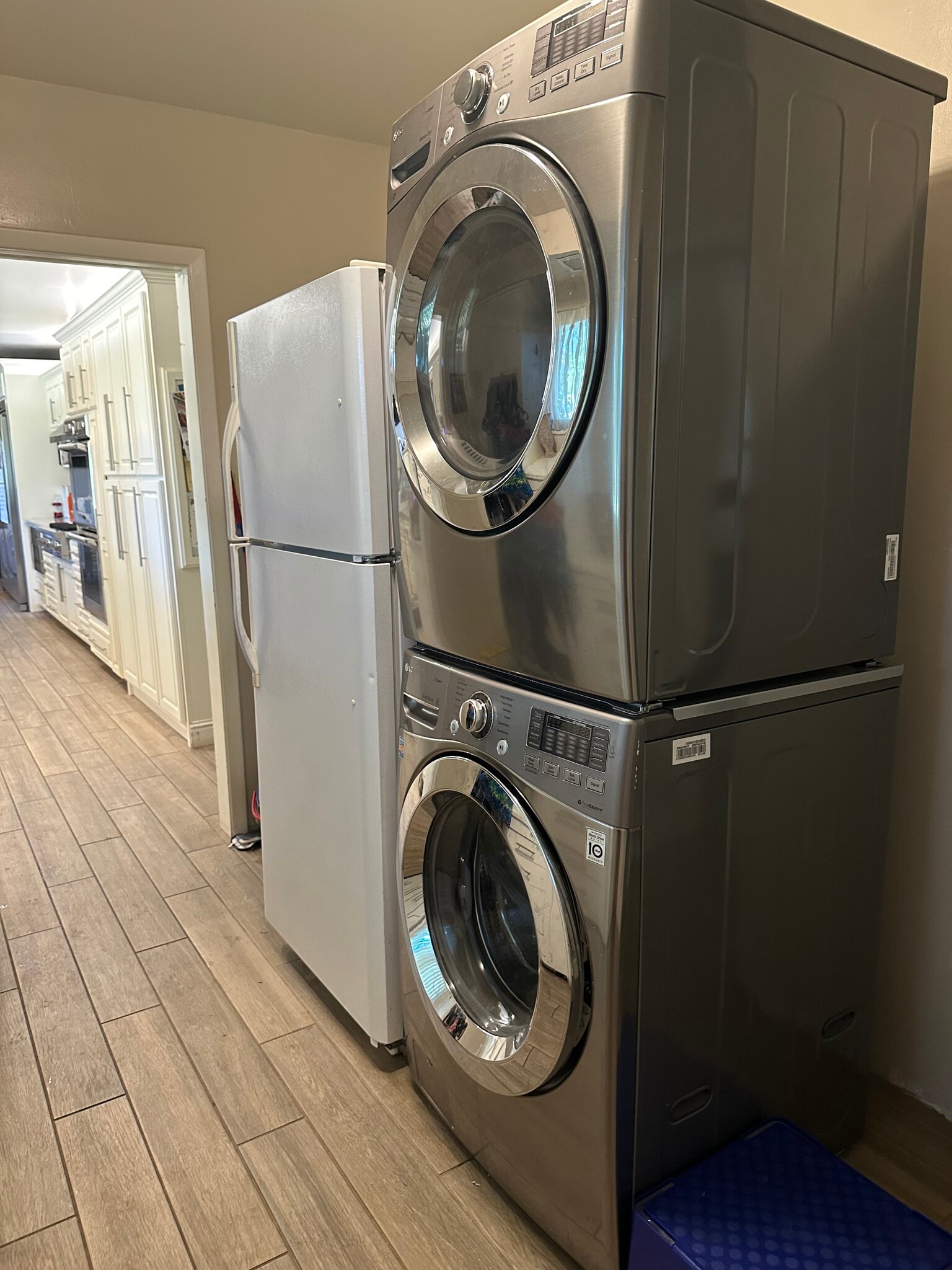 Shared full size refrigerator and shared washer/dryer - 317 W Banbury Dr