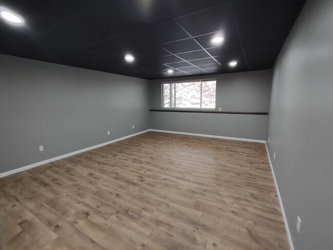 Building Photo - 5585 Woodruff Shore Dr