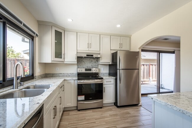 Building Photo - 3 bedroom, 2 bath home on a corner lot clo...