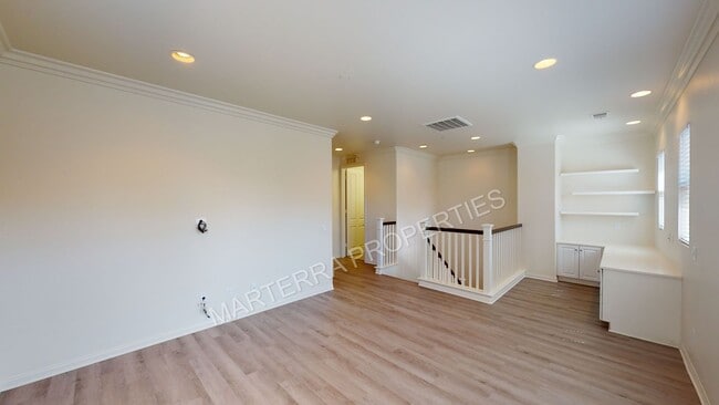Building Photo - Beautiful 3 Bed/2.5 Bath Home in Portola S...