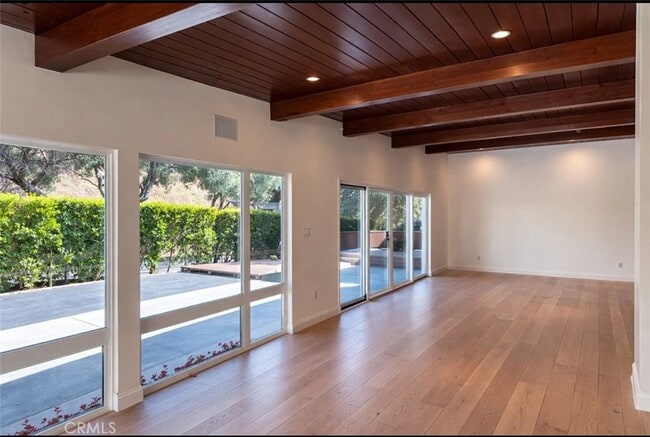 Building Photo - 940 Crestview Dr