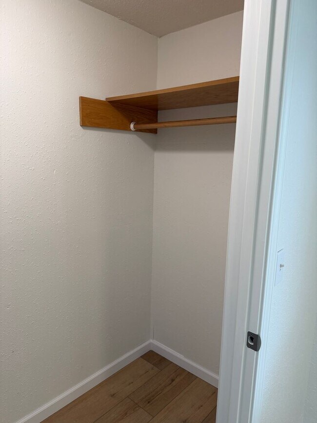 Building Photo - Updated 3 bedroom 1 bath duplex in Junction City!