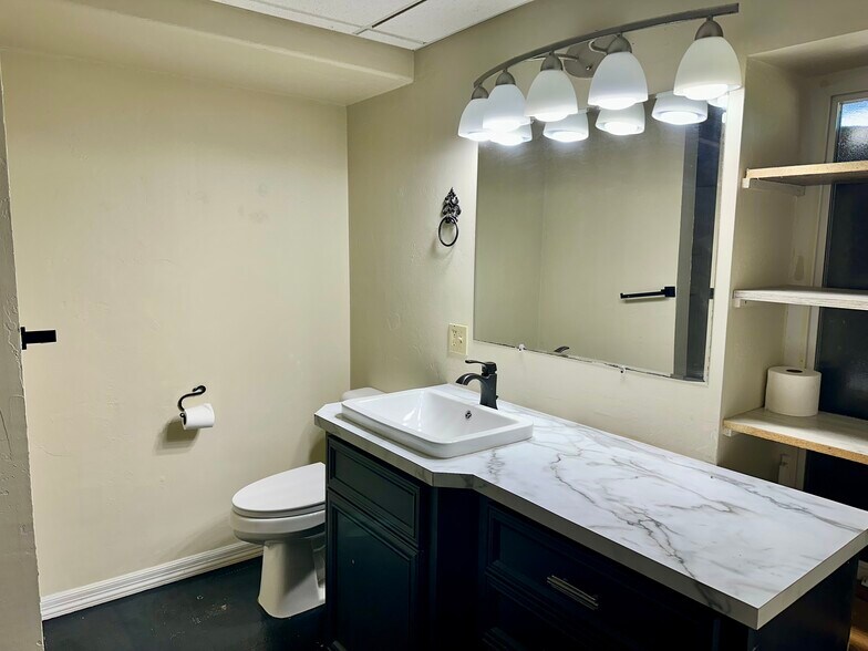Lower bath - 7166 Sundew Rd
