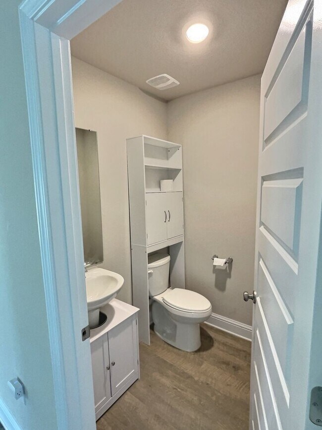 Building Photo - Large 4-bedroom home located in the South ...