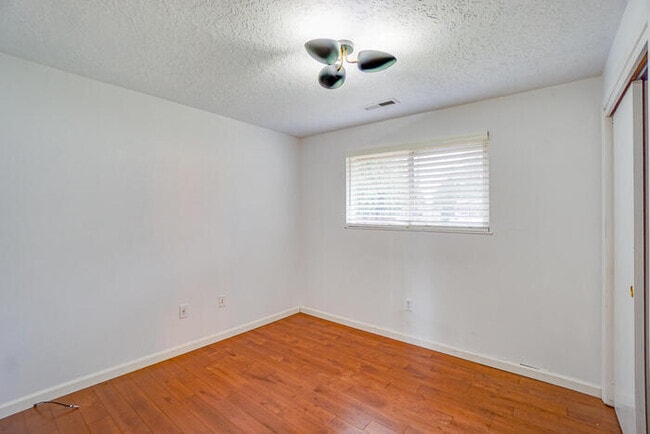 Building Photo - THREE BEDROOM HOUSE IN VANCOUVER