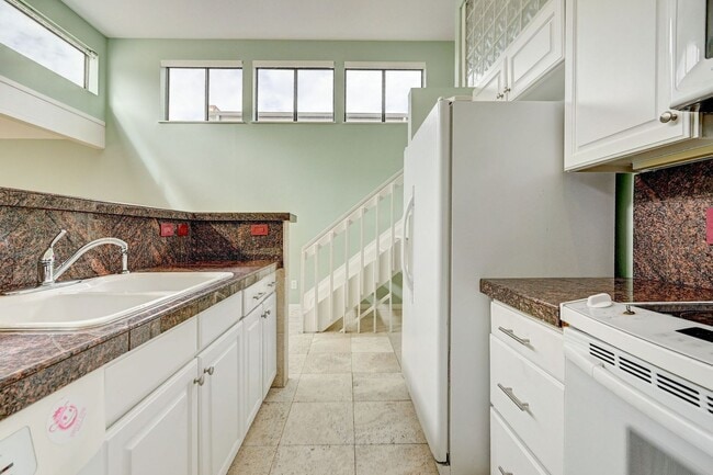 Building Photo - Beautiful downtown Penthouse. 1 bed/1 bath