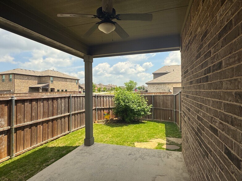 Building Photo - 1800 Emilia Dr