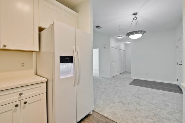 Building Photo - Excellent 2 Bed 2 Bath Condo - Completely Remodeled!