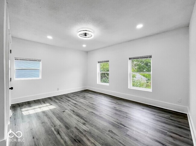 Building Photo - 4923 E University Ave