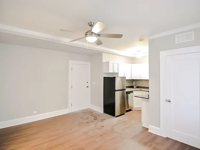 Building Photo - 827 W Lakeside Pl