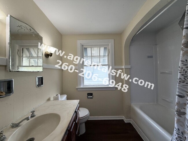 Building Photo - 3 Bedroom House