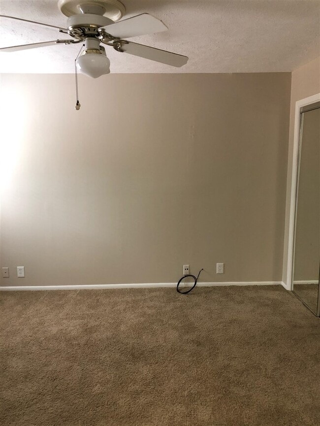 Building Photo - 315 Lakebend Dr