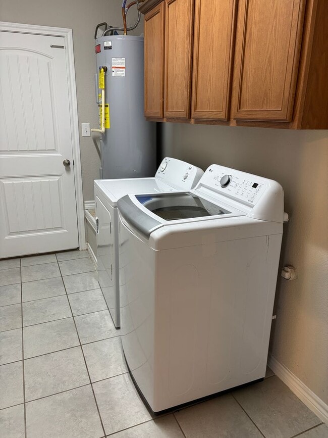 Building Photo - 3/2/1 on Quiet Street Near a Park!