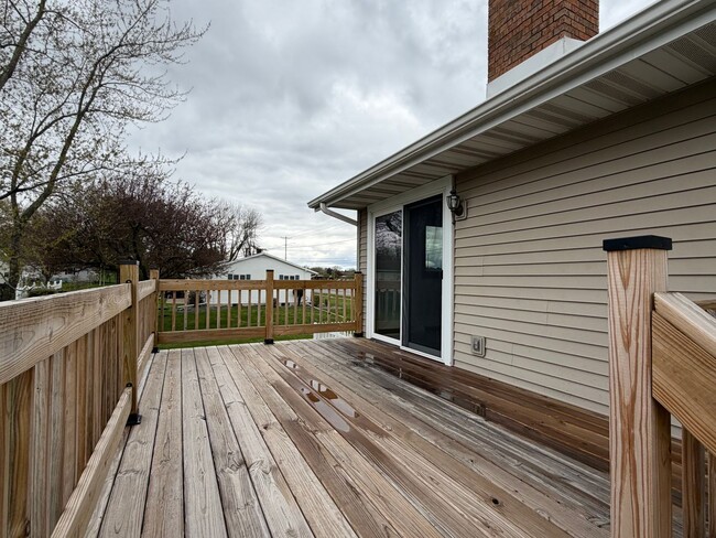 Building Photo - 5 Bed 2 Bath Single Family Home in Marshfield