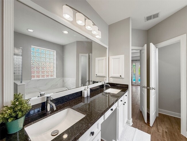 Building Photo - 1762 Lakeside Enclave Dr