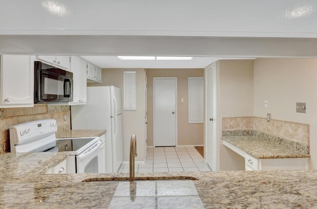 Building Photo - 14555 Wunderlich Dr