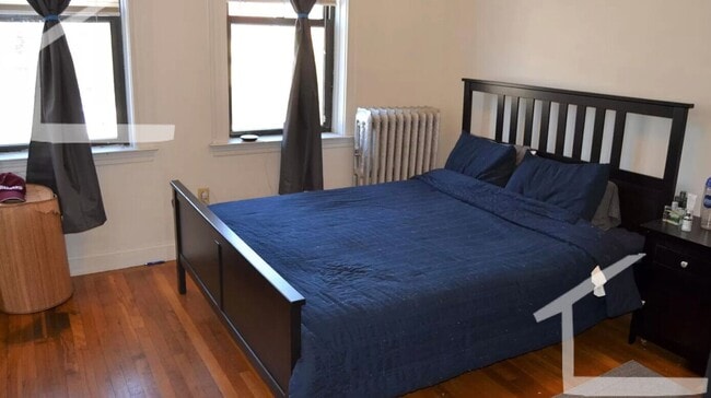 Building Photo - Conveniently Located, Spacious Apt w Ht & HW Inc.  Near B and C lines!