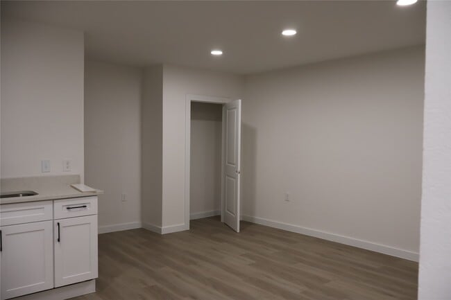 Building Photo - 5502 Circlegate Dr