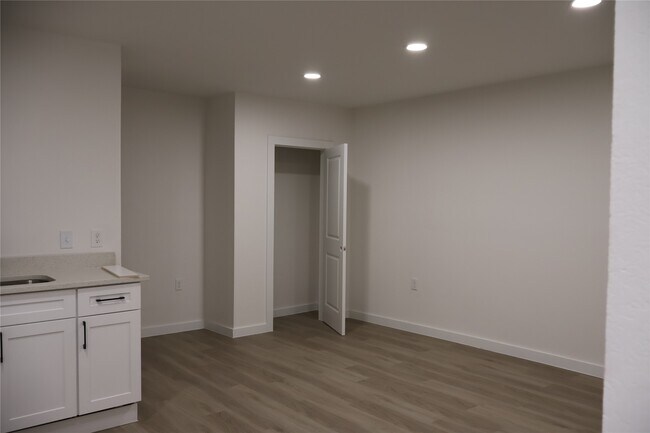 Building Photo - 5602 Circlegate Dr