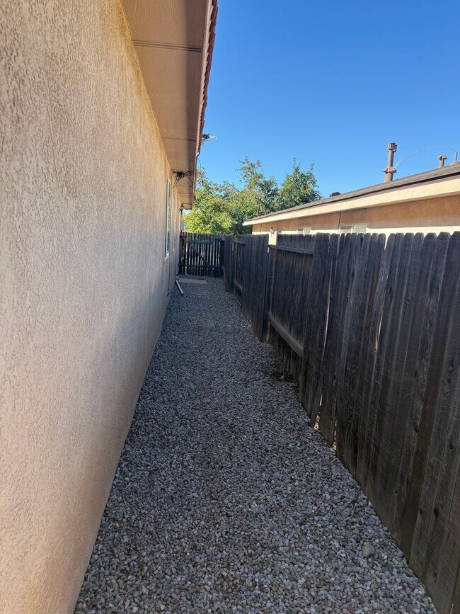 Building Photo - Nice 3 Br, 2 Ba, 2 CG, near Alameda and Louisiana